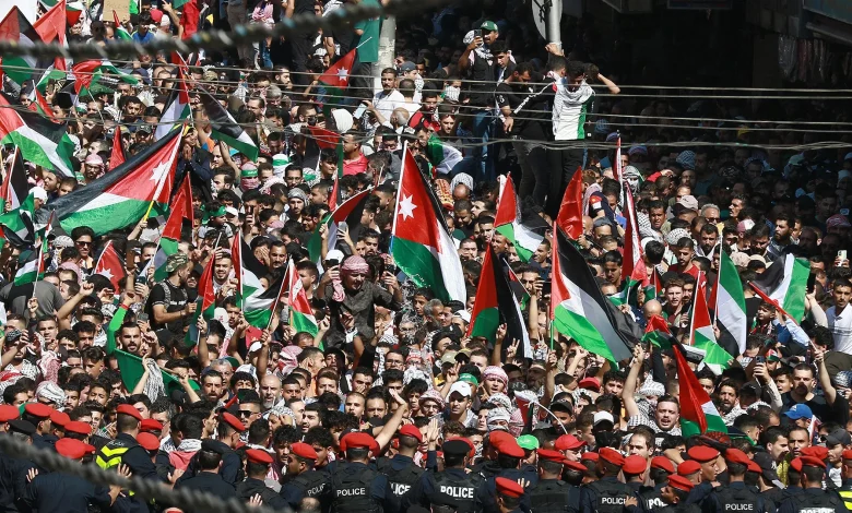 نيويورك تايمز : ” حماس أعادت القضية الفلسطينية للأجندة العالمية و الكيان الصهيوني عالق في حرب لا يمكن ان ينتصر فيها “