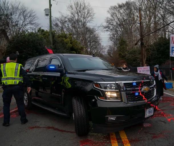 أميركيون  غاضبون  يحاصرون منزل بلينكن ويلقون الطلاء الأحمر على سيارته