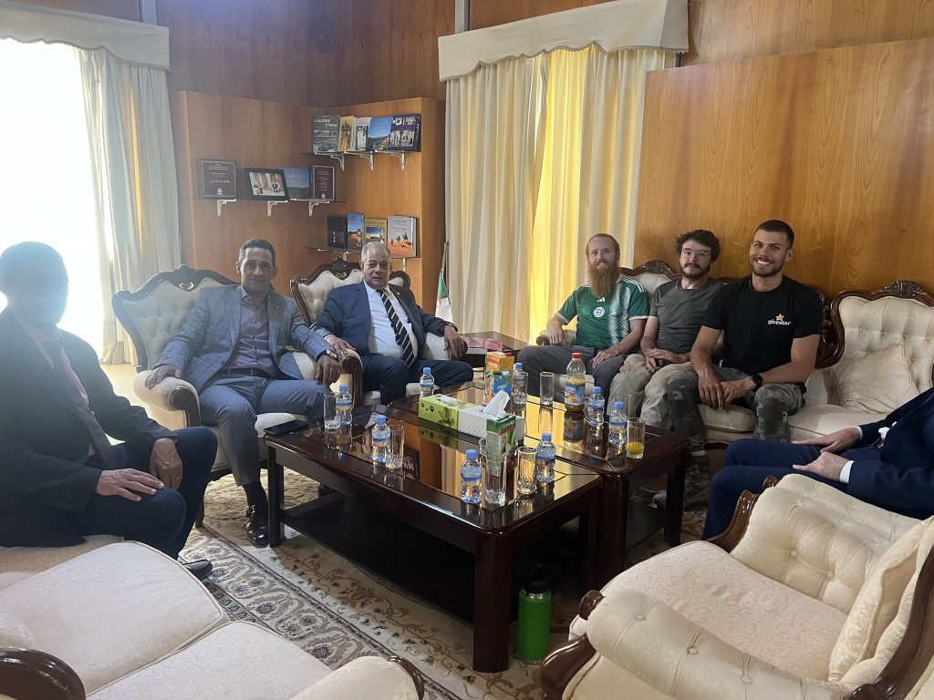 أصعب رجل غريب في العالم  .. بريطاني مشهور سفيرا  فوق العادة للجزائر ..ما القصة ؟