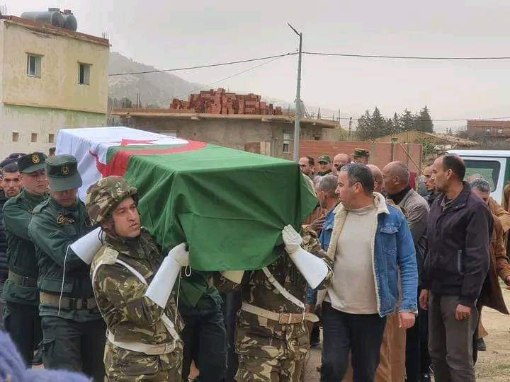 الجزائر تودع شهداء  حادث سقوط حوامة قتالية في أجواء جنائزية مهيبة