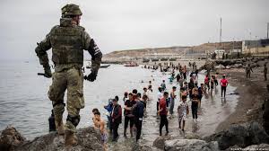 المغرب يبتز حكومة سانشيز بالمهاجرين غير الشرعيين و12 ألف طفل مغربي قاصر في سبتة ومليلة الإسبانيتين