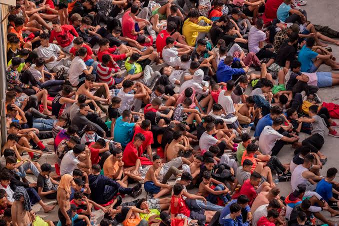 المغرب يبتز حكومة سانشيز بالمهاجرين غير الشرعيين و12 ألف طفل مغربي قاصر في سبتة ومليلة الإسبانيتين