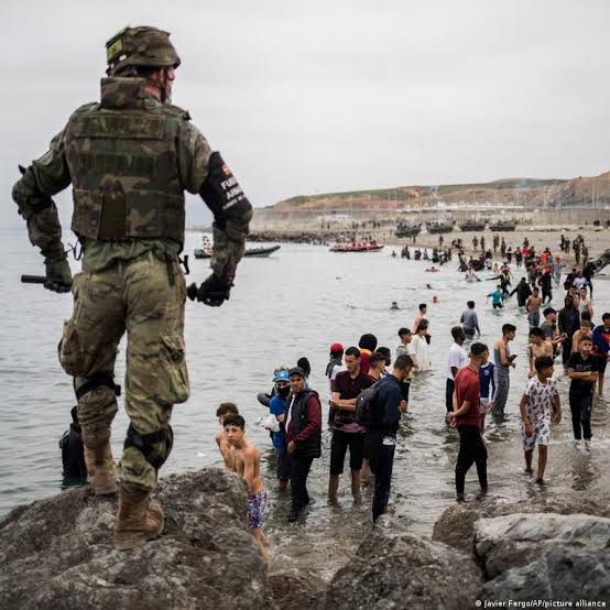 المغرب يبتز حكومة سانشيز بالمهاجرين غير الشرعيين و12 ألف طفل مغربي قاصر في سبتة ومليلة الإسبانيتين