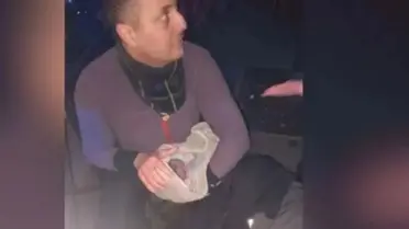 إطفائي جزائري مهاجر بفرنسا يساعد سيدة أنجبت مولودها على الرصيف