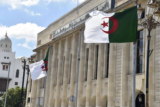 التفوه بكلمات خادشة للحياء  في شوارع الجزائر سيقودك للسجن أو دفع غرامة
