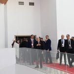 هكذا خرق الرئيس الجزائري البروتوكول وتجاوب  بعفوية مع الصحفيين الجزائريين والأجانب
