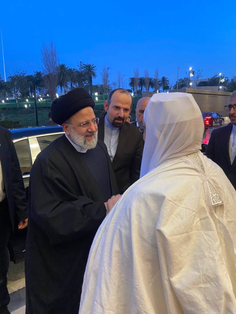 الرئيس الإيراني يصلي في جامع الجزائر