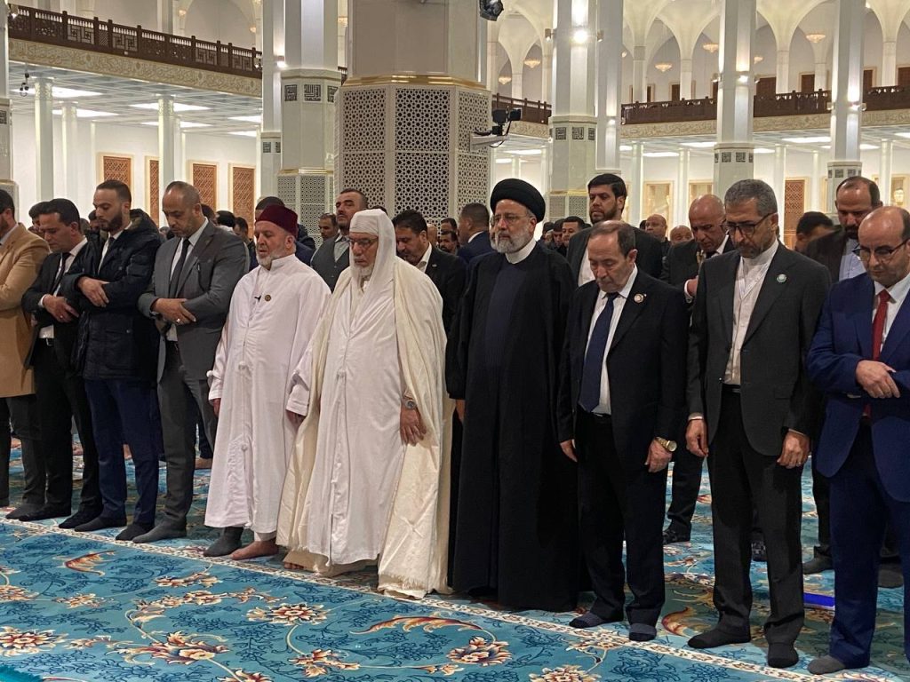 الرئيس الإيراني  يصلي في جامع الجزائر