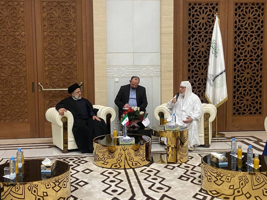 الرئيس الإيراني يصلي في جامع الجزائر