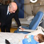 الرئيس الجزائري يزور جرحى العدوان الإسرائيلي على غزة