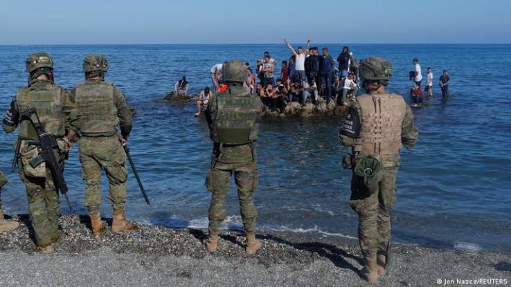 المغرب يوافق على استقبال المهاجرين غير الشرعيين المرحلين من سبتة الإسبانية