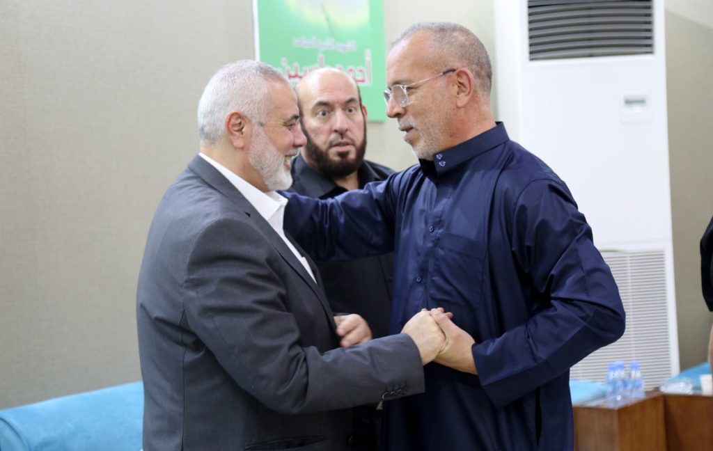 حفيظ دراجي ..‏ما أعظم صبر الرجال ، وما أحقر صمت الأنذال..