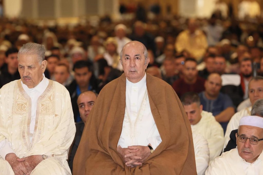 وسط أبناء شعبه..تبون يؤدي صلاك العيد بجامع الجزائر