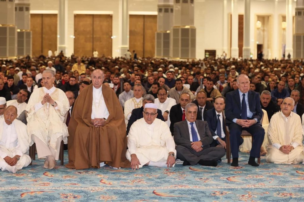 وسط أبناء شعبه..تبون يؤدي صلاك العيد بجامع الجزائر