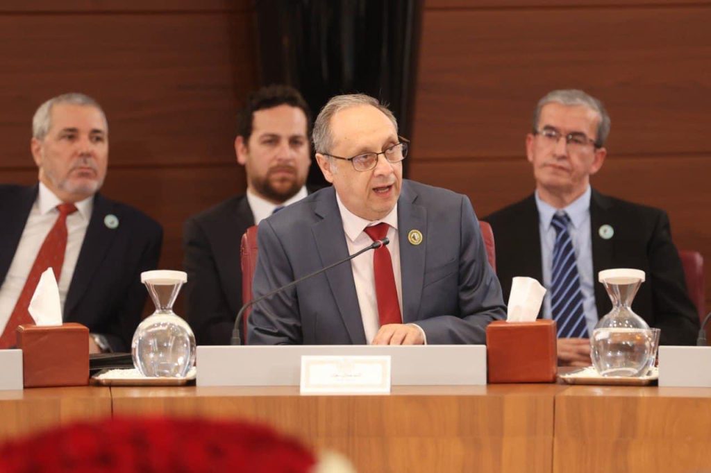 الرئيس الجزائري عبد المجيد تبون وجها لوجه مع رؤساء الأحزاب الجزائرية ..تقليد رئاسي  يتماشى مع العهد الجديد
