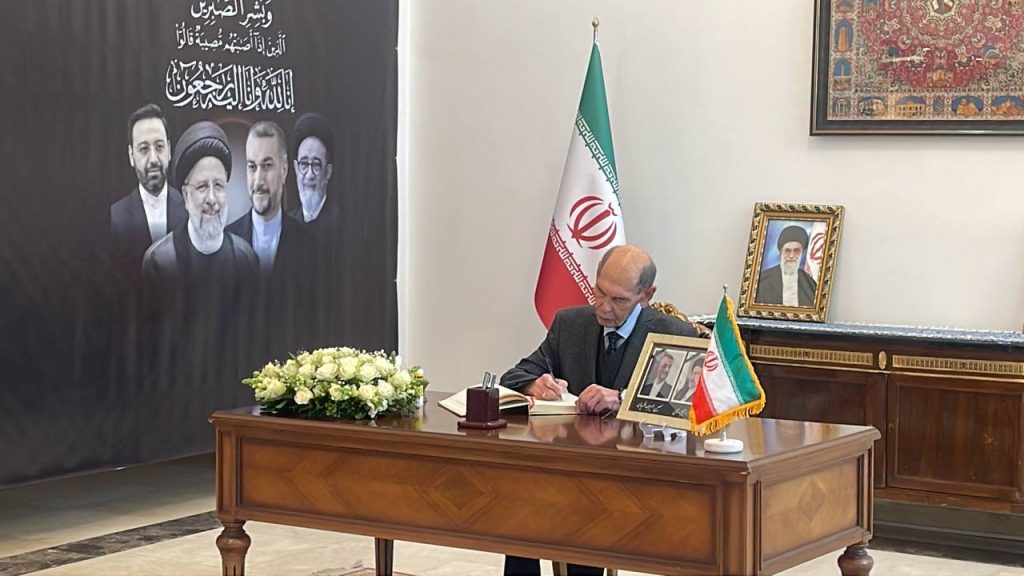 السفارة الإيرانية بالجزائر  تستقبل  وفود المعزين على إثر وفاة الرئيس الإيراني ومرافقيه