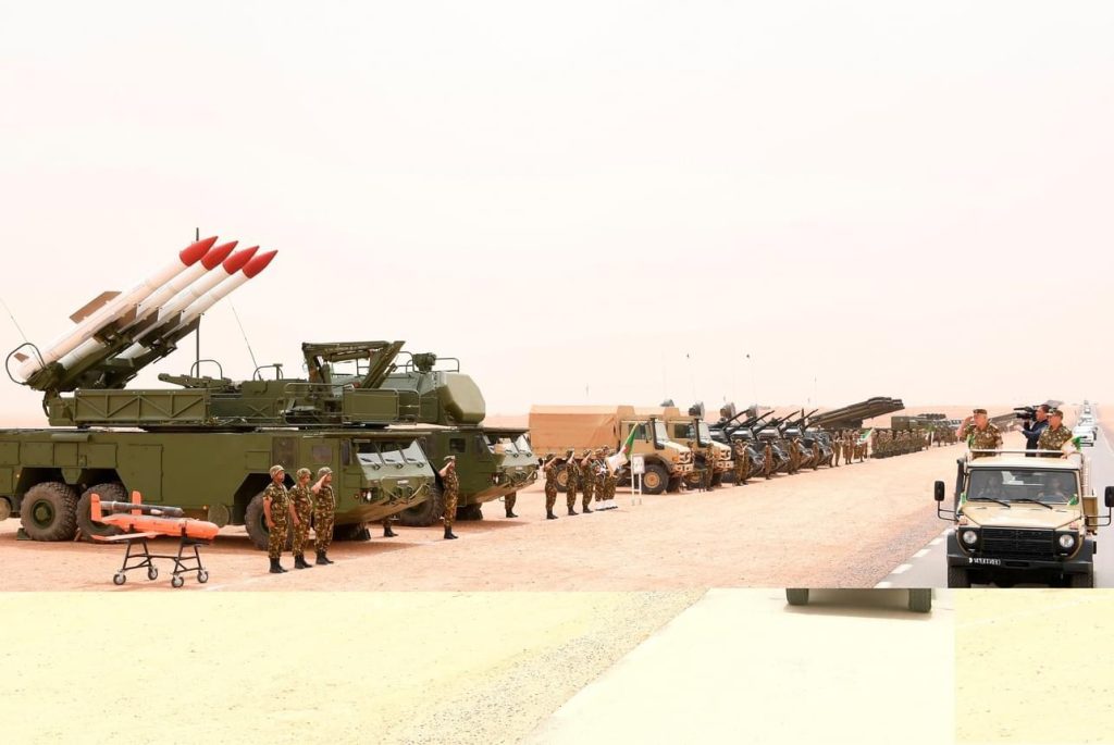 الجيش الجزائري يجري مناورات عسكرية ضخمة ويستعرض عضلاته برسائل لمحور الشر