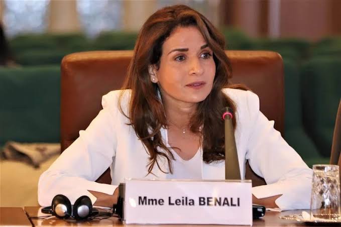 وزيرة مغربية تتبادل القبلات في الهواء الطلق مع ميلياردير أسترالي !