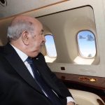 صور الرئيس الجزائري من داخل الطائرة الرئاسية تصنع الحدث