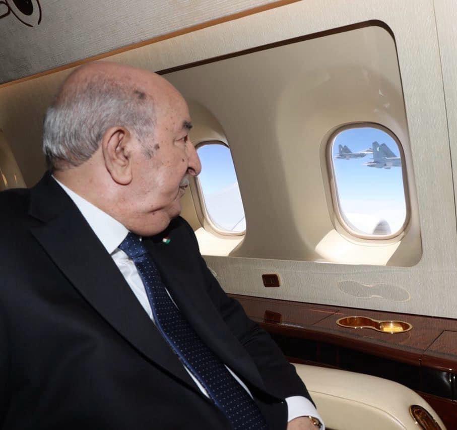 صور الرئيس الجزائري من داخل الطائرة الرئاسية تصنع الحدث