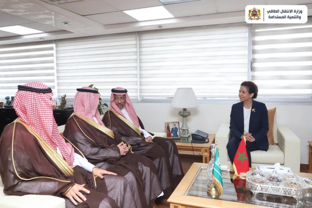 غضب سعودي من “وزيرة القبلات “المغربية  ..ما “القصة ؟