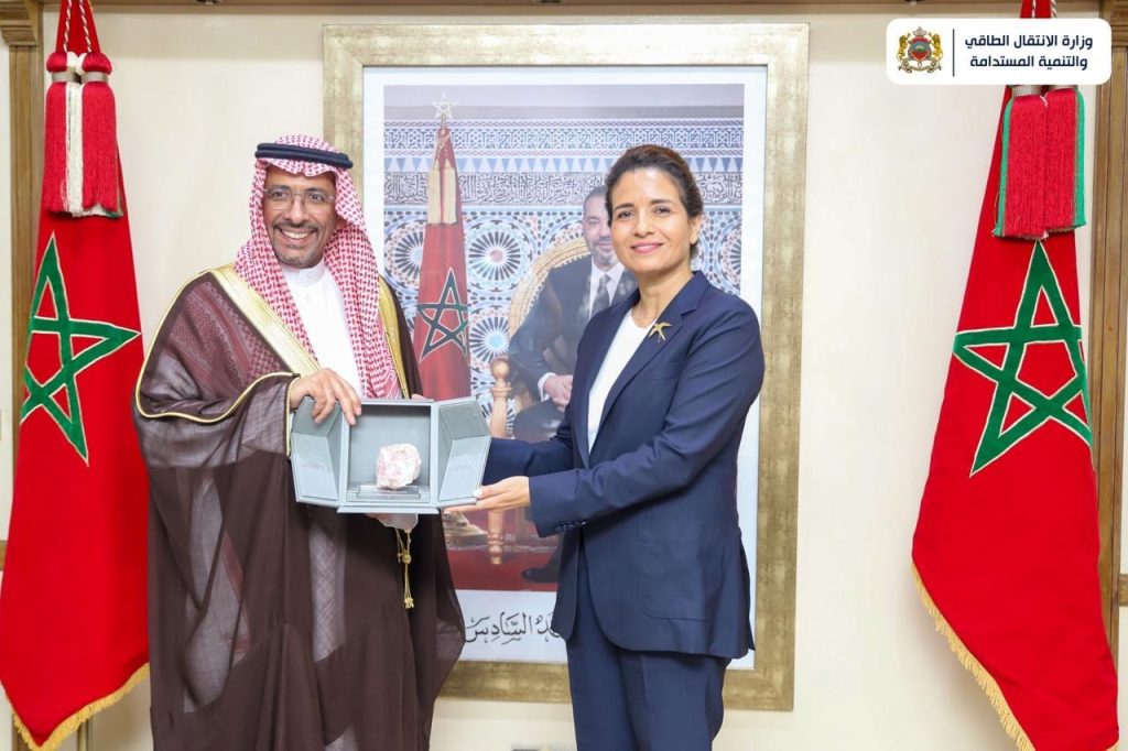 غضب سعودي من “وزيرة القبلات “المغربية  ..ما “القصة ؟
