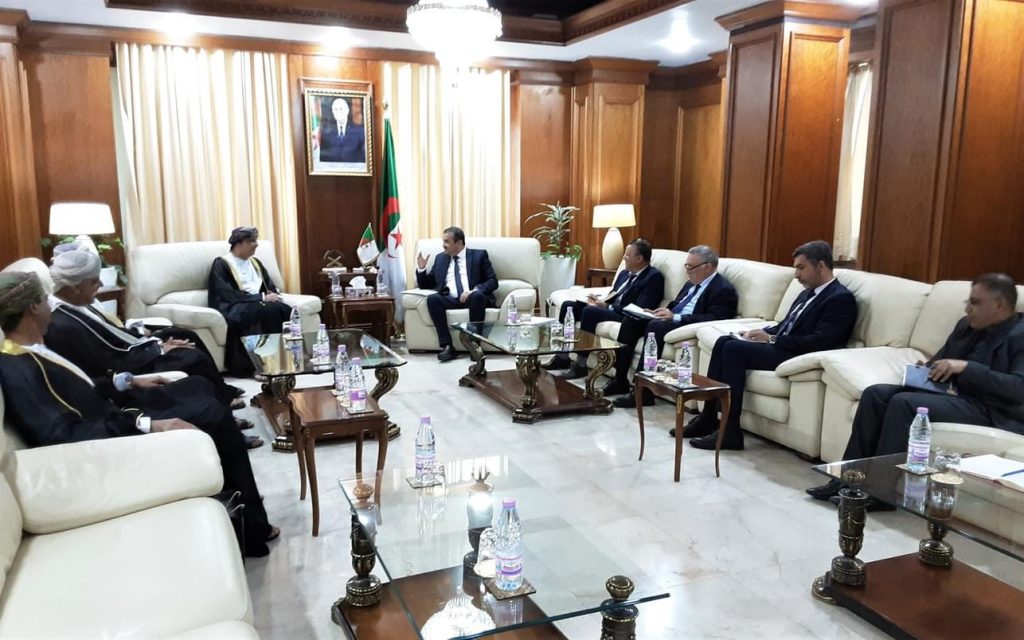 وزير الطاقة الجزائري يدعو رجال الأعمال العمانيين للاستثمار في الجزائر