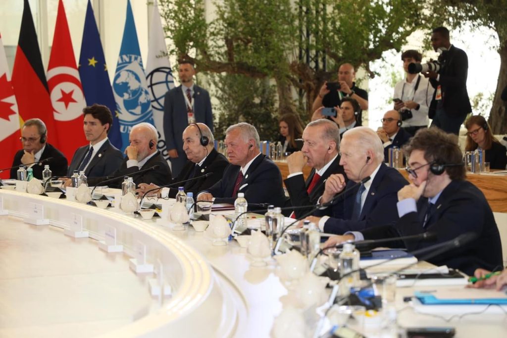 الرئيس الجزائري يخطف الأنظار في قمة G7