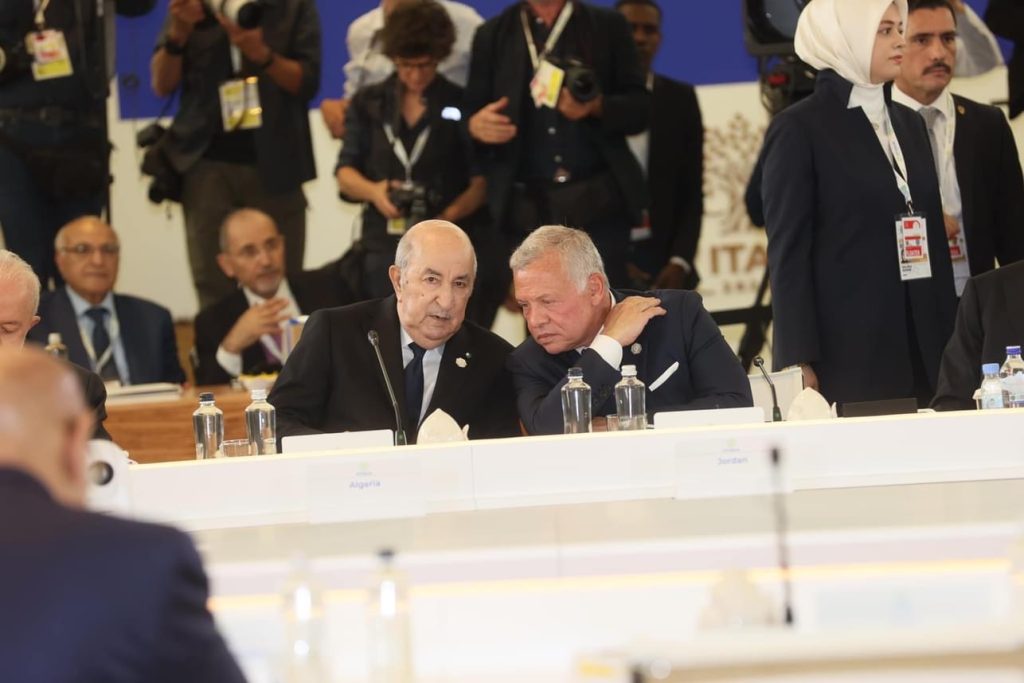 الرئيس الجزائري يخطف الأنظار في قمة G7