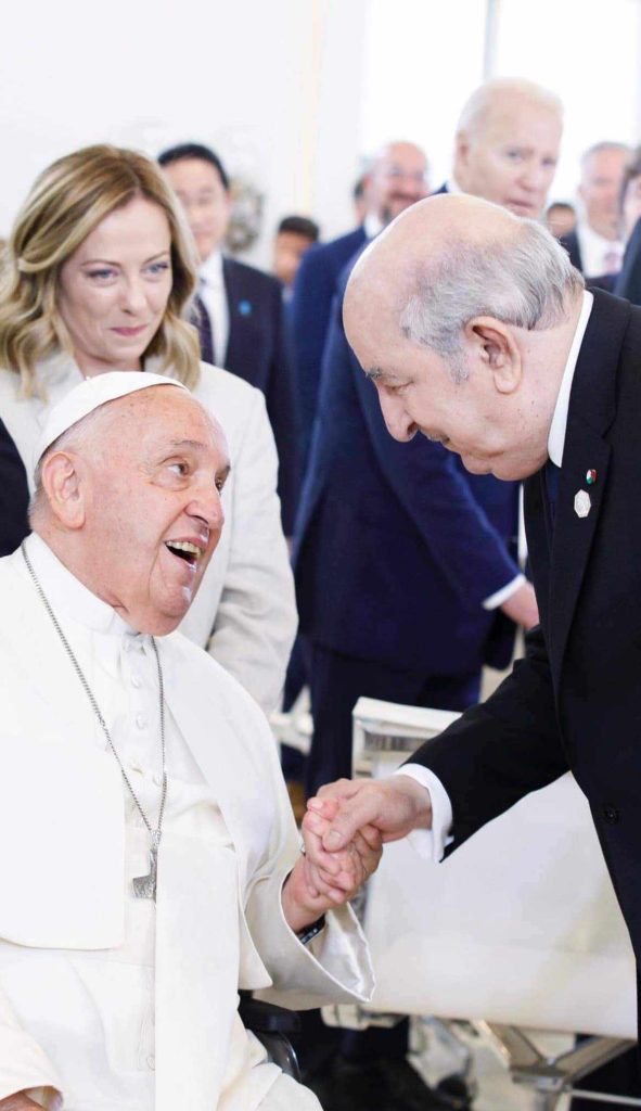الرئيس الجزائري يخطف الأنظار في قمة G7