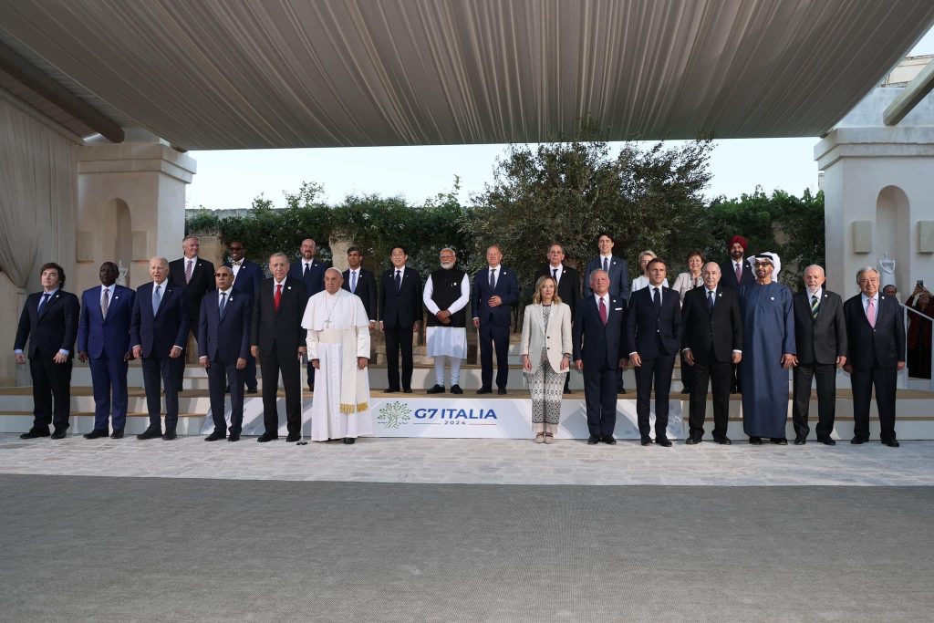 الرئيس الجزائري يخطف الأنظار في قمة G7