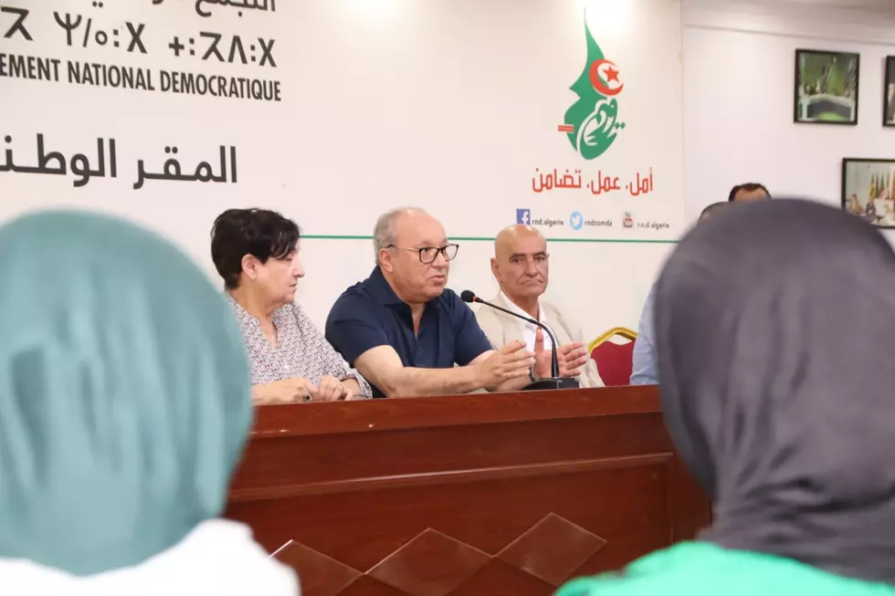 أحزاب جزائرية تمنح تبون صكا على بياض للترشح “لولاية رئاسية ثانية !
