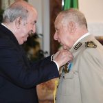 الرئيس الجزائري يقلد الفريق أول السعيد ⁧‫#شنقريحة‬⁩ بوسام الشجاعة.‏⁧‫‬⁩
