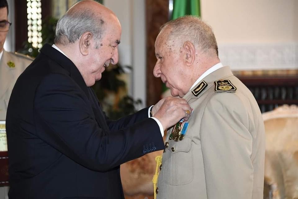 الرئيس الجزائري يقلد الفريق أول السعيد ⁧‫#شنقريحة‬⁩ بوسام الشجاعة.‏⁧‫‬⁩