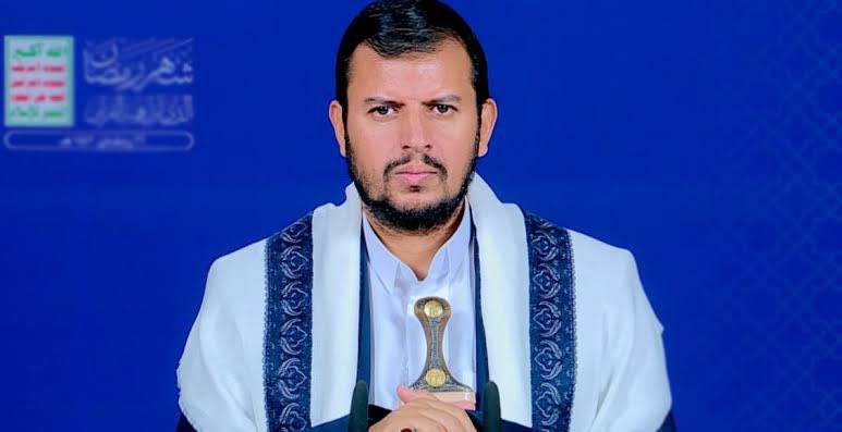 زعيم  جماعة الحوثي اليمنية يمسح الأرض بنظام المخزن المغربي المطبع