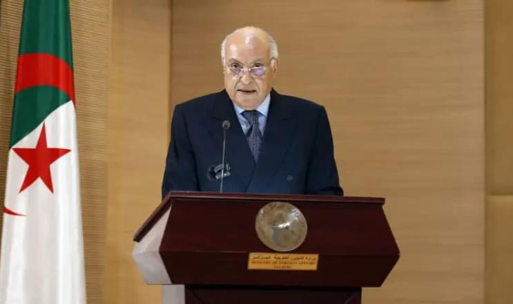 القطيعة على محور الجزائر وفرنسا ..وزير الخارجية  الجزائري يضع النقاط على الحروف