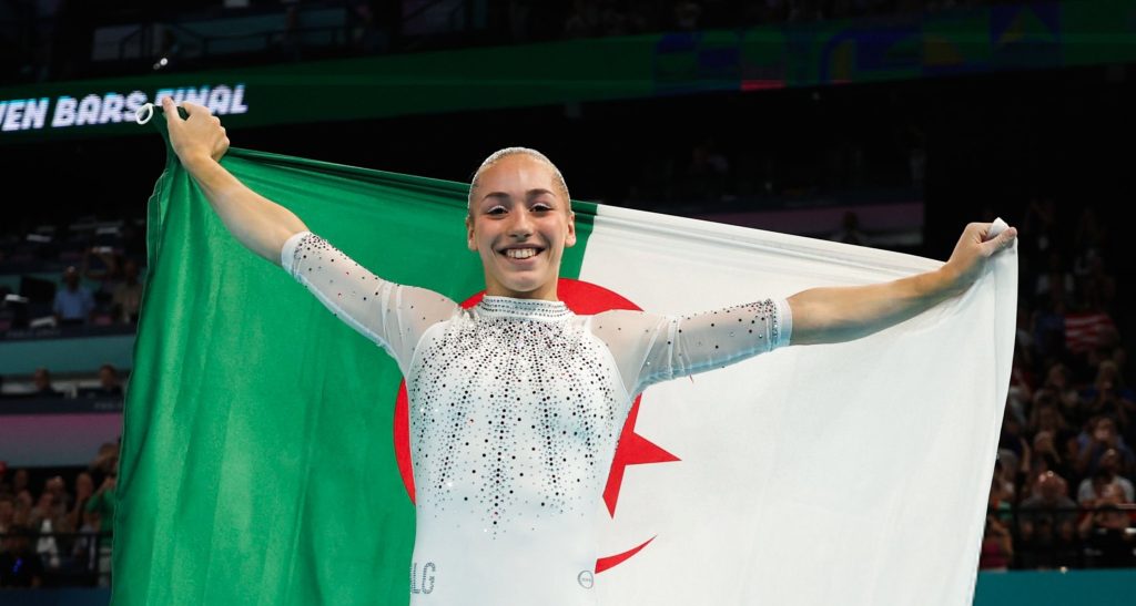 كيليا نمور ترفع علم الجزائر عاليا