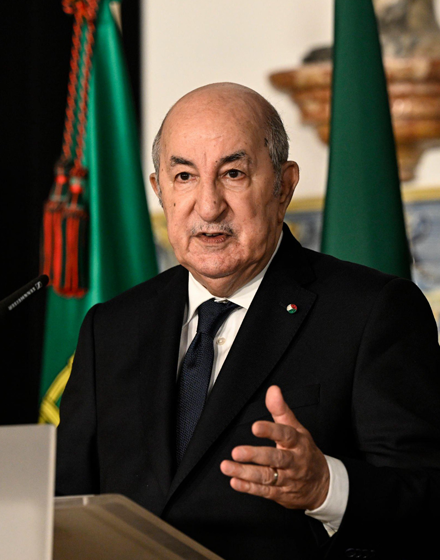 الرئيس الجزائري⁧‫ عبد المجيد تبون‬⁩ يأمر بتزويد ⁧‫لبنان‬⁩ وبشكل ⁧‫ فوري‬⁩ بكميات من الوقود