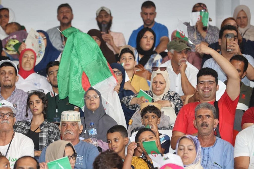 مؤيدو المترشح الرئاسي “تبون ” يستعرضون عضلاتهم في أكبر تجمع انتخابي بالغرب الجزائري