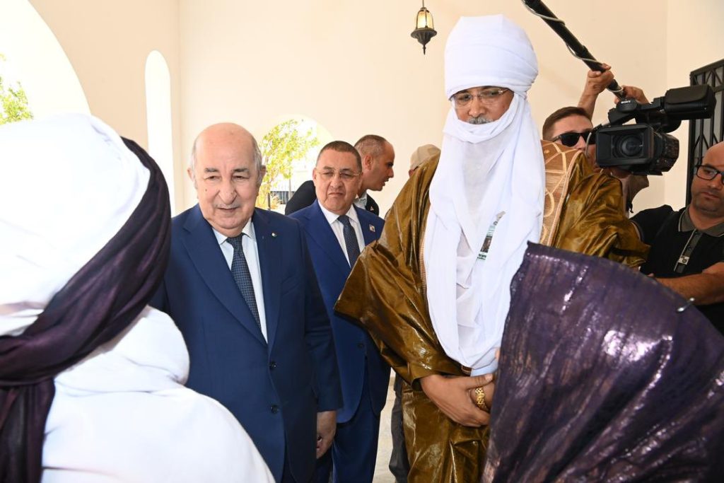 فيديو ..المترشح الحر عبد المجيد تبون يلتقي بأعيان جانت