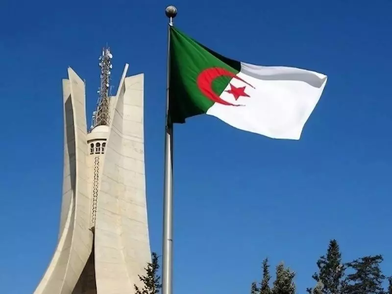 رسالة إلى الحثالة المحبطون على رصيف التاريخ !