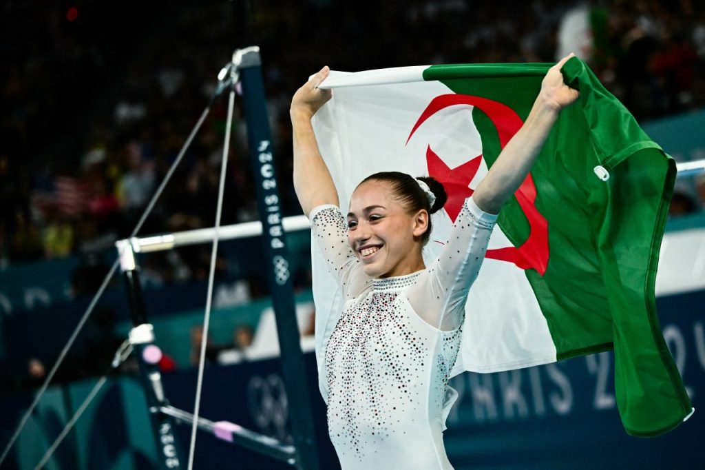 كيليا نمور ترفع علم الجزائر عاليا