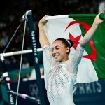 كيليا نمور ترفع علم الجزائر عاليا