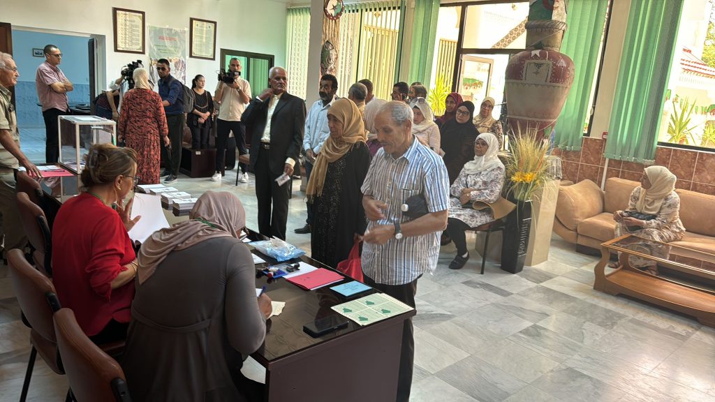 #رئاسيات_الجزائر ..توافد  قياسي لأبناء الجالية الجزائرية  بتونس على مكاتب الاقتراع