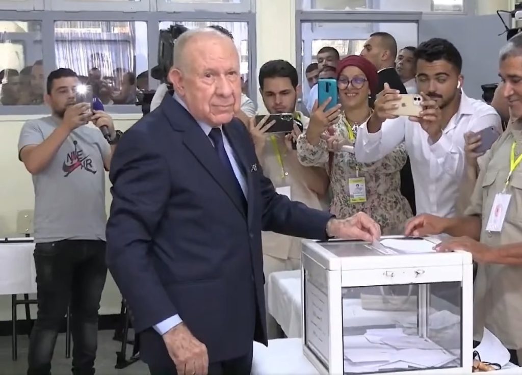 #رئاسيات_الجزائر ..شنقريحة يؤدي واجبه الانتخابي