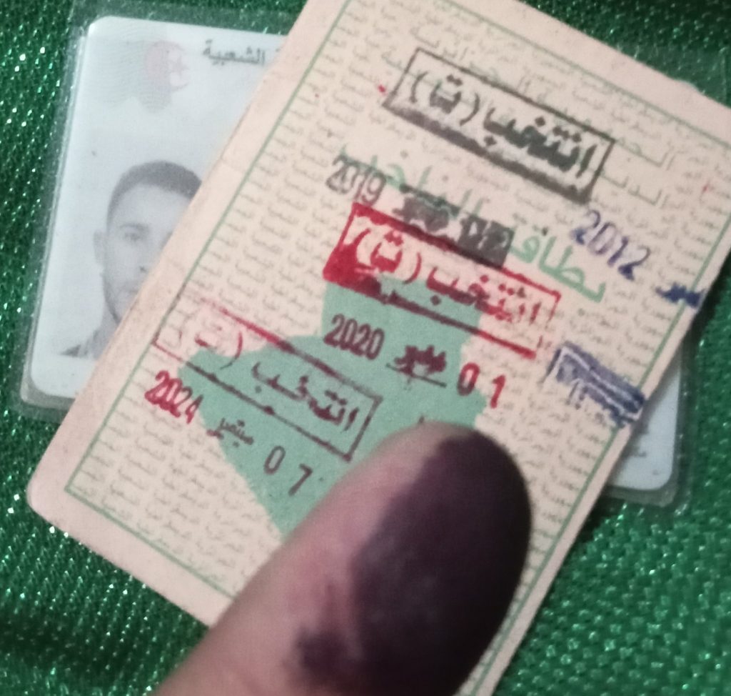 “الأصبع الأزرق” الذي ينقذ “الجزائر” دائما