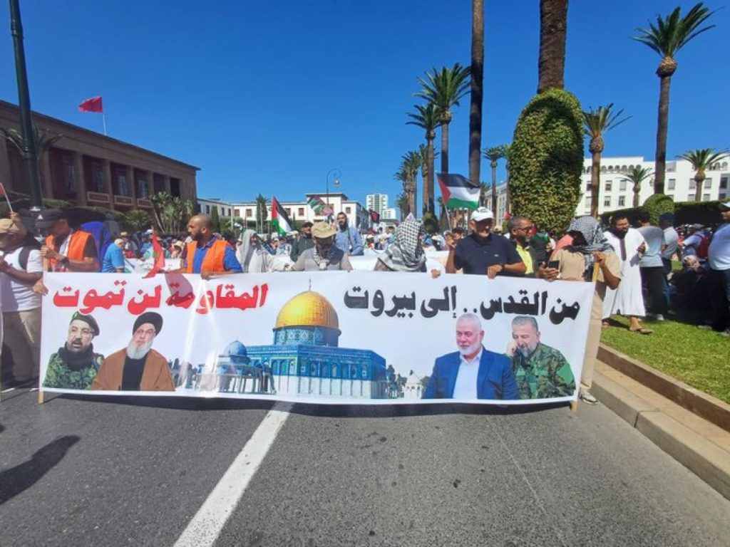 الشارع المغربي ينتفض ضد التطبيع ويرفع صور نصر الله في الرباط