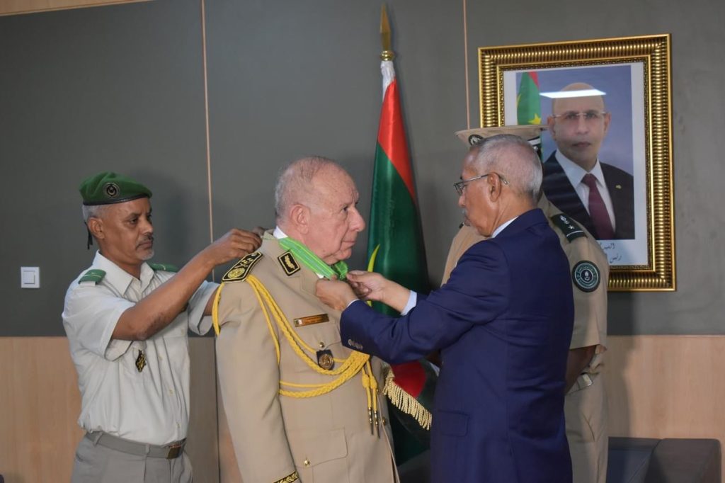 وزير الدفاع الموريتاني يقلد الفريق أول  السعيد شنقريحة “وسام الاستحقاق “