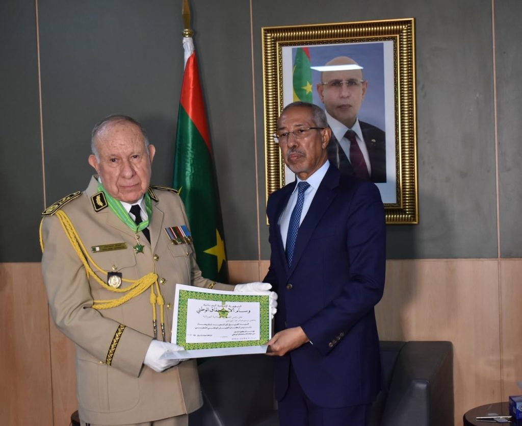 وزير الدفاع الموريتاني يقلد الفريق أول  السعيد شنقريحة “وسام الاستحقاق “