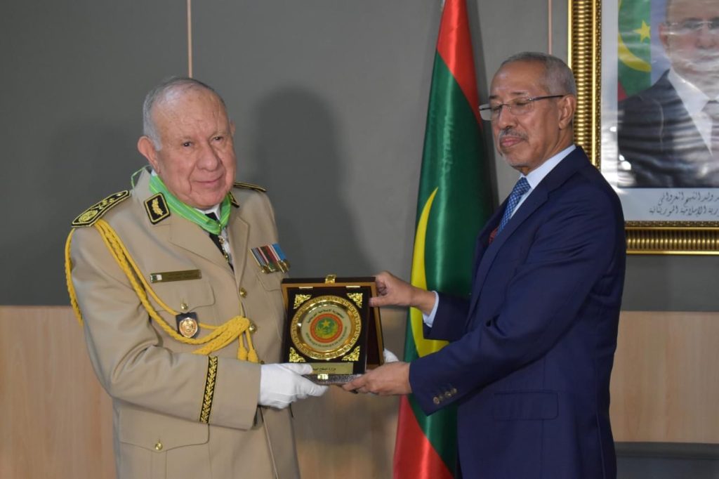 وزير الدفاع الموريتاني يقلد الفريق أول  السعيد شنقريحة “وسام الاستحقاق “